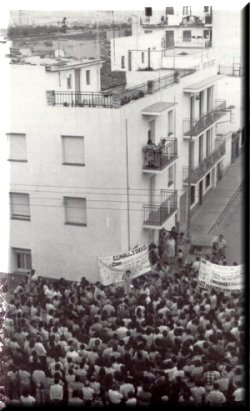 Concentracin de vecinos del barrio en favor de la instalacin de un Ambulatorio en 1976 (Foto cedida por la Federacin de AA.VV.)