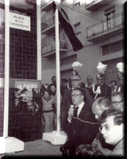 Uno de los padres de la Constitucin, Jordi Sol Tura, inaugura la Plaza de la Constitucin de Bonavista. (Foto Chinchilla)